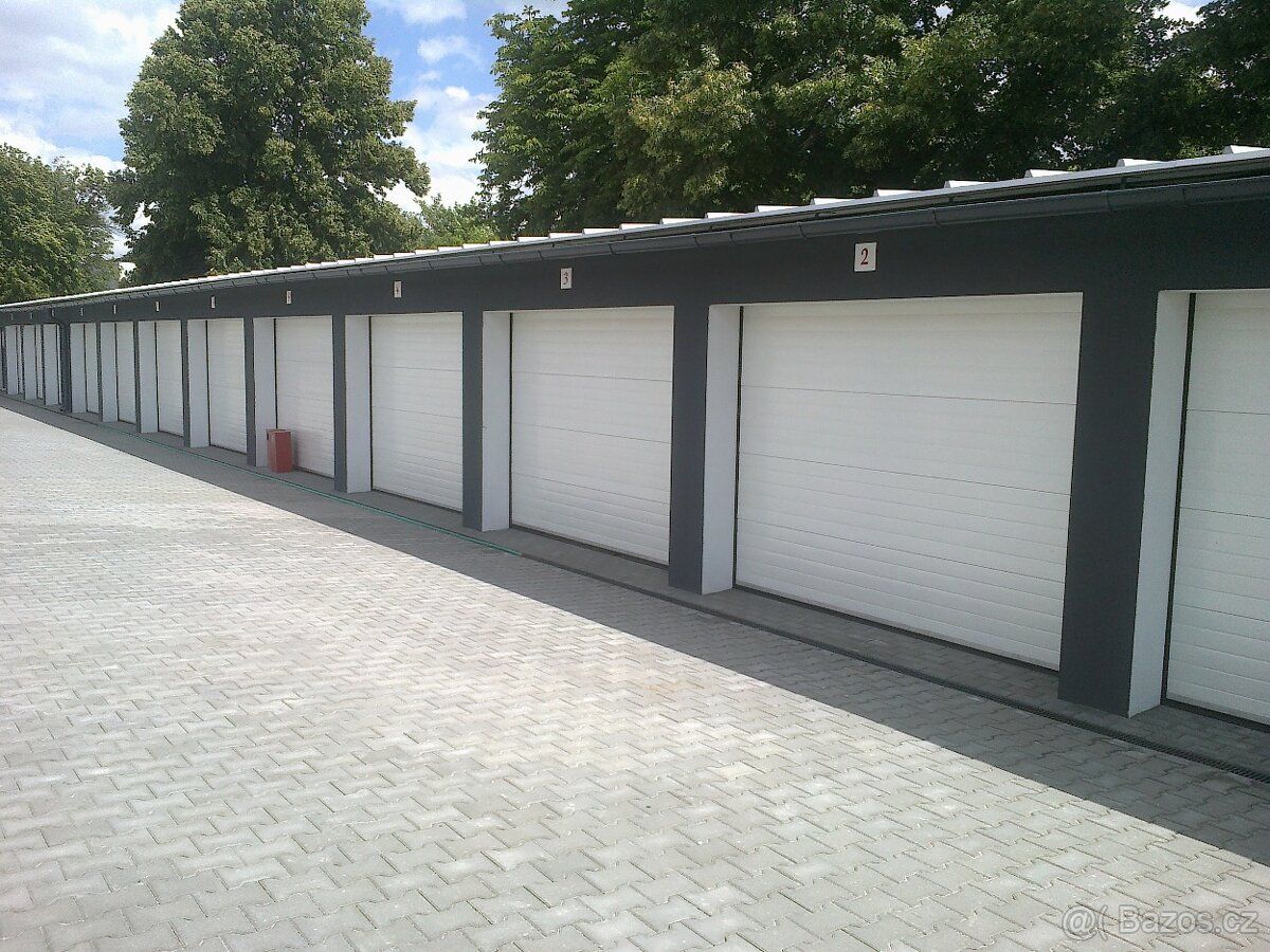 Prodám garáž, 20m2 , přístup ze společného dvora uzavřeného 