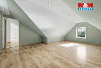Nabízíme na prodej rodinný dům o dvou bytových jednotkách s 