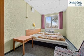 Nabízíme na prodej bývalý hotel Bumbálka s rozsáhlými pozemk