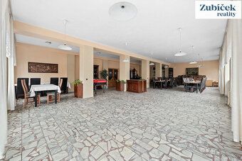 Nabízíme na prodej bývalý hotel Bumbálka s rozsáhlými pozemk