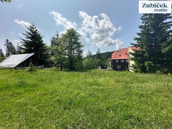 Nabízíme na prodej bývalý hotel Bumbálka s rozsáhlými pozemk