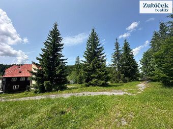 Nabízíme na prodej bývalý hotel Bumbálka s rozsáhlými pozemk