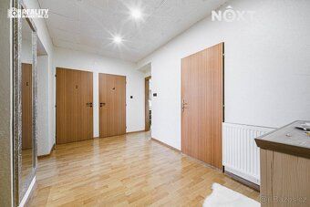 Vícegenerační rodinný dům se zahradou, bazénem a garáží pro 
