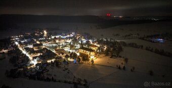 SRDCE VÝSLUNÍ: Pozemek s krásným výhledem i potenciálem v Kr