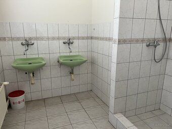 Pronájem výrobních a skladových prostor 330 m², včetně bytu 