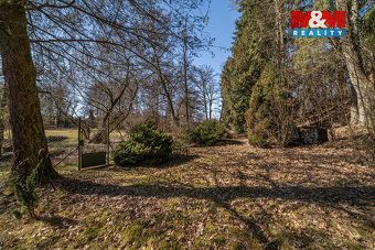 Nabízíme k prodeji chatu o výměře 35 m² na vlastním oplocené