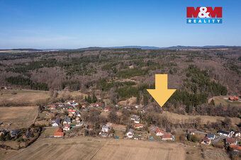 Nabízíme k prodeji chatu o výměře 35 m² na vlastním oplocené
