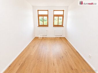 služby na dvě osoby 5000 Kč + elektoměr cca 800 Kč, k dlouho