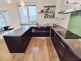 služby 2500 Kč / 2 osoby, + elektrika 800 Kč a plyn 900 Kč, 