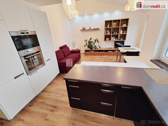 služby 2500 Kč / 2 osoby, + elektrika 800 Kč a plyn 900 Kč, 