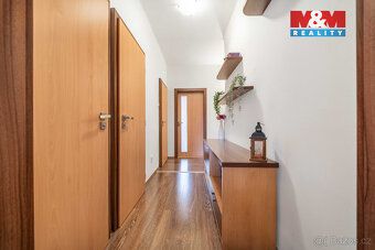 Nabízíme k prodeji světlý a velmi prostorný byt 3+1 o ploše 