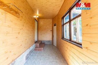 Nabízíme Vám ke koupi chalupu v obci Chobyně, ležící v maleb