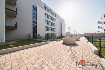 Krásný vzdušný byt 1+kk s balkonem a parkovacím stánímNabízí