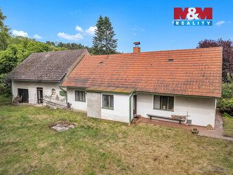 Nabízíme k prodeji samostatně stojící rodinný dům v klidné č