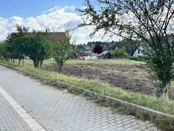 Výhradně představuji k prodeji stavební pozemek v obci Petrá