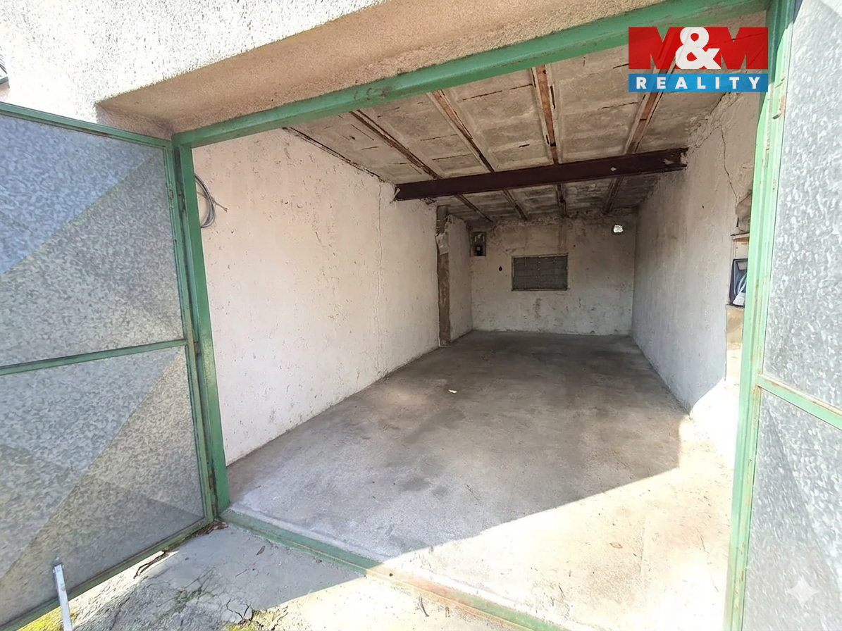 Nabízíme k prodeji prostornou a dobře udržovanou řadovou gar