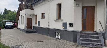 V patře byt 4+44 190m2 + terasa 40m2 + balkon 8m2.Dole byt 1