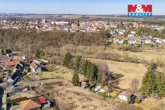 Nabízíme k prodeji pozemek o výměře 305 m², na kterém se nac