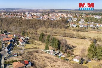 Nabízíme k prodeji pozemek o výměře 305 m², na kterém se nac