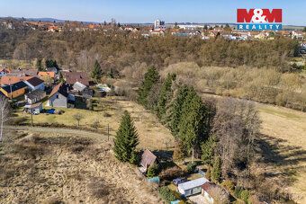 Nabízíme k prodeji pozemek o výměře 305 m², na kterém se nac