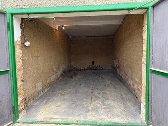 Garáž je připojena k elektrické síti. Garáž je v areálu Svaz