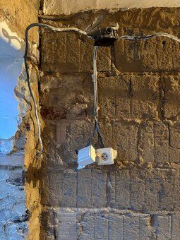Garáž je připojena k elektrické síti. Garáž je v areálu Svaz