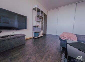 Nabízíme k prodeji výjimečný byt v nejvyšším patře revitaliz