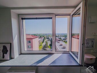Nabízíme k prodeji výjimečný byt v nejvyšším patře revitaliz