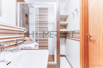 Nabízíme k pronájmu moderně zařízený byt o dispozici 2+kk a 