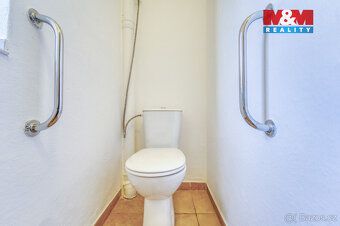 K dlouhodobému pronájmu nabízíme prostorný dvoupodlažní rodi