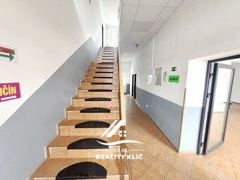 Ev.č. 00428 Nabízíme k pronájmu světlý a prostorný komerční 
