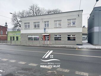 Ev.č. 00428 Nabízíme k pronájmu světlý a prostorný komerční 