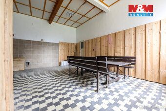 Nemovitost je prostorná v patře je k dispozici 6 prostorných