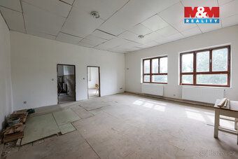 Nemovitost je prostorná v patře je k dispozici 6 prostorných