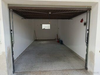 Prodám garáž v Nádražní ulici v Nové Bystřici. Vnitřní rozmě