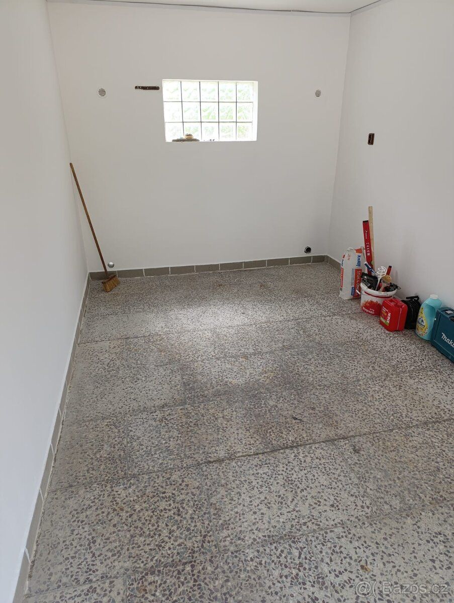 Prodám garáž v Nádražní ulici v Nové Bystřici. Vnitřní rozmě