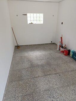 Prodám garáž v Nádražní ulici v Nové Bystřici. Vnitřní rozmě