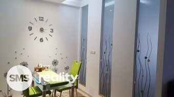 Nabízíme Vám k pronájmu plně vybavený, světlý byt řešený jak