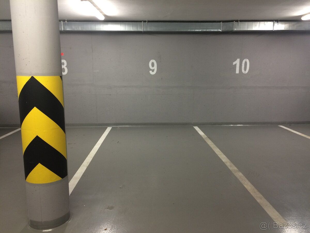 Prodám garáž o celkové ploše 12 m². Tato prostorná garáž se 