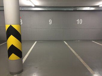 Prodám garáž o celkové ploše 12 m². Tato prostorná garáž se 