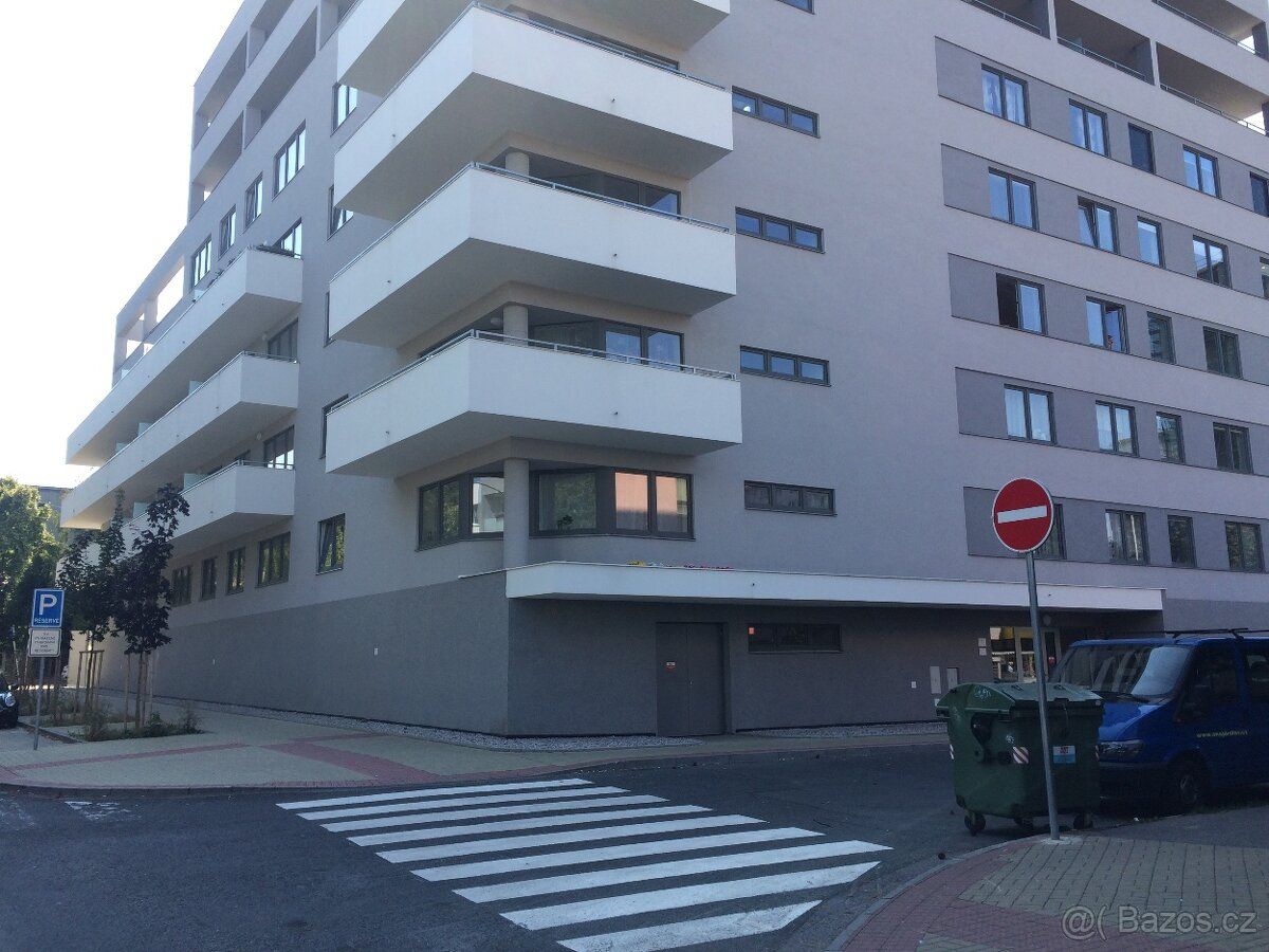 Prodám garáž o celkové ploše 12 m². Tato prostorná garáž se 