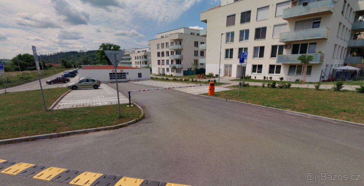 Dobrý den,
nabízím k dlouhodobému pronájmu parkovací stání n