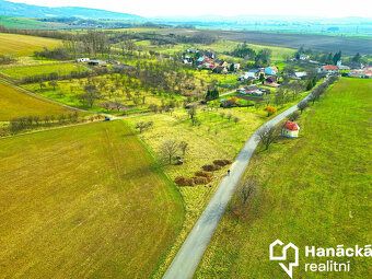 Nabízíme k prodeji zahradu o celkové výměře 2.399 m² v obci 