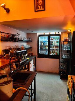 Nabízíme k odstoupení plně vybavený a zavedený bar na atrakt