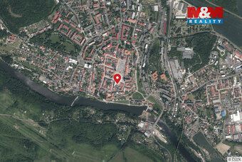 Nabízíme k pronájmu světlý nebytový prostor v prvním patře c