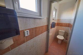 Čtyři 17m2 samostatné kanceláře + společný 45m2 open space k