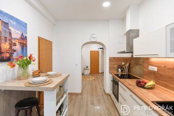Ev.č. 00869 REZERVOVÁNO
Prostorný a světlý byt 2+1 v srdci Ž