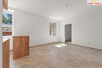 + poplatky cca 5 tis (voda, elektřina, odpadky), Zprostředku
