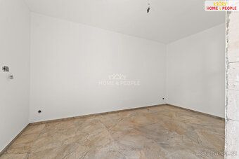 + poplatky cca 5 tis (voda, elektřina, odpadky), Zprostředku