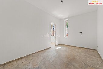 + poplatky cca 5 tis (voda, elektřina, odpadky), Zprostředku
